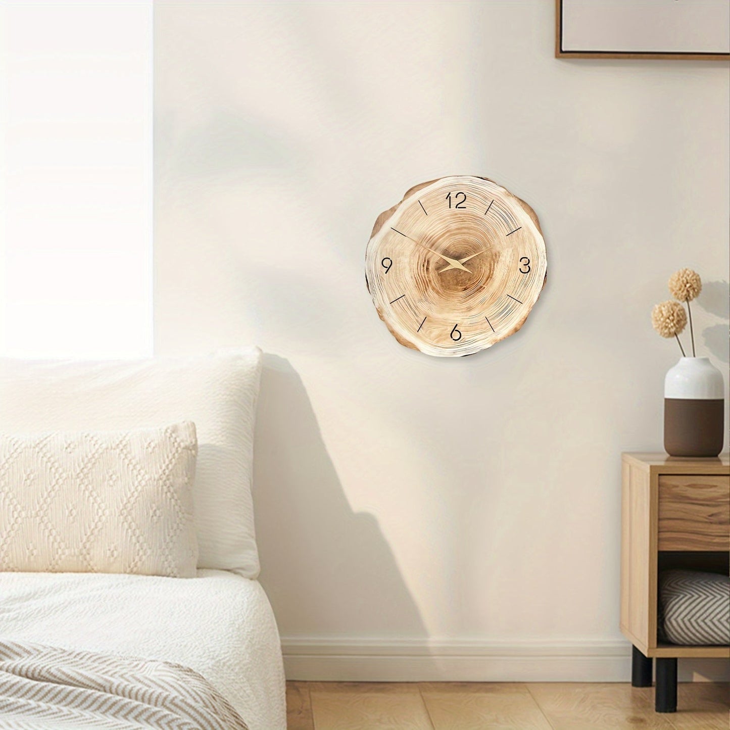 "Stille houten wandklok met natuurlijke textuur en subtiel bladmotief, geruisloze werking, ideaal voor elk interieur."