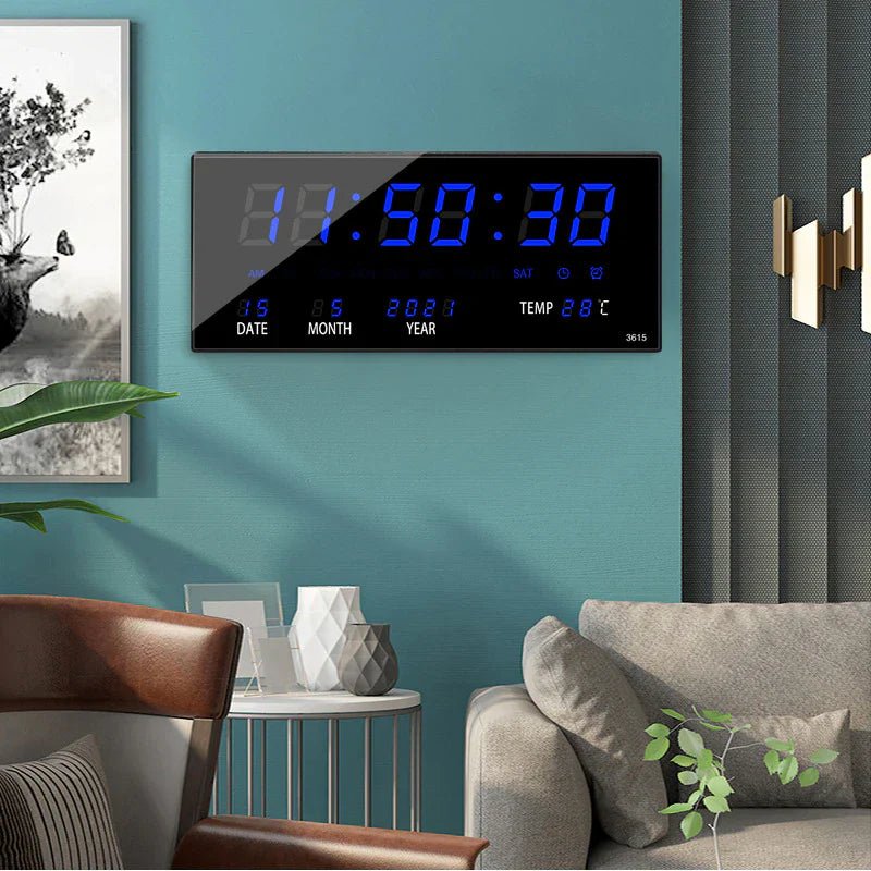 Digitale LED spiegelklok met temperatuur, kalender en alarmfunctie; ideaal voor slaapkamer of kantoor.