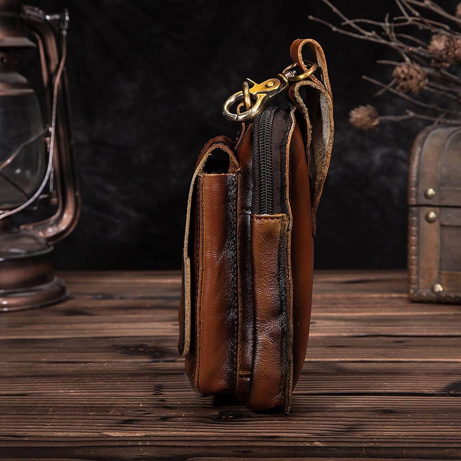 "Stoere heren leren heuptas, donkerbruin, verstelbare riem, meerdere vakken met ritssluiting, ideaal voor reizen en festivals