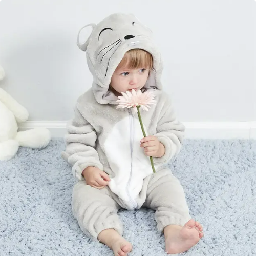 Detail van zachte fleece stof van baby overall, comfortabel en ademend babypakje.
