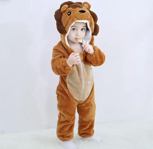 Grijze fleece overall met dierenontwerp, comfortabel kruippak voor baby's en peuters.