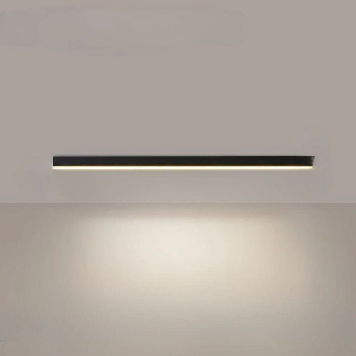 Minimalistische design LED plafondlamp, creëert ruimtelijk effect in de gang of hal.