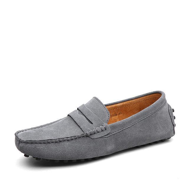 Gedetailleerde close-up van een bruine suede heren loafer, instapmodel met fijne afwerking, comfortabel en chic.