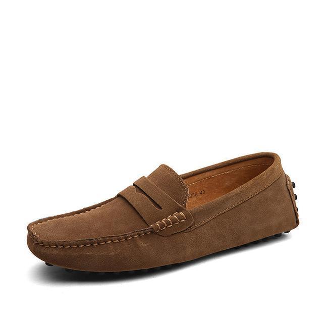 Man draagt comfortabele blauwe suede instap loafers, stijlvolle herenschoenen perfect voor de lente en zomer.