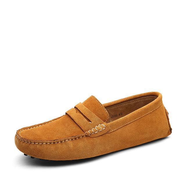 Elegante zwarte suede instap loafers voor heren, klassieke schoenen die perfect passen bij een nette herenoutfit.