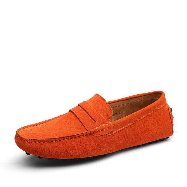 Achteraanzicht van luxe donkerblauwe suede heren instap loafers, benadrukt de kwaliteit en pasvorm van de schoen.