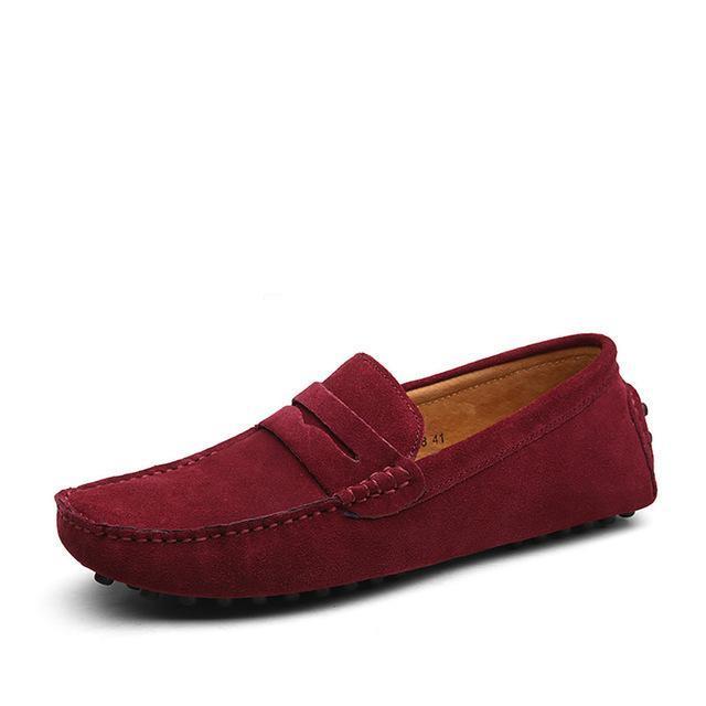 Zijaanzicht van een stijlvolle bruine suede heren instap loafer, comfortabele en modieuze herenschoen voor elke dag.