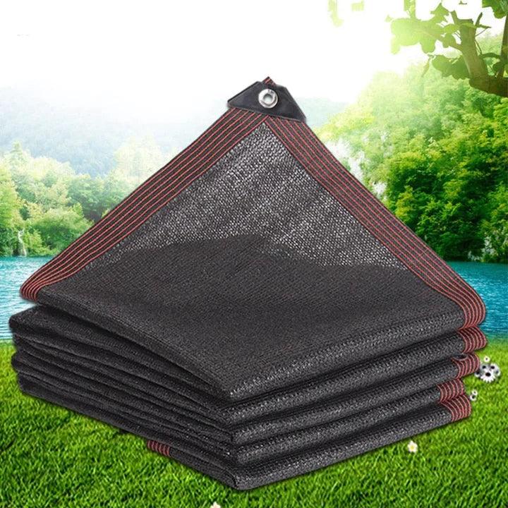Textuur van het ademende en duurzame zonweringnet schaduwdoek, ideaal voor buitenleven op terras.