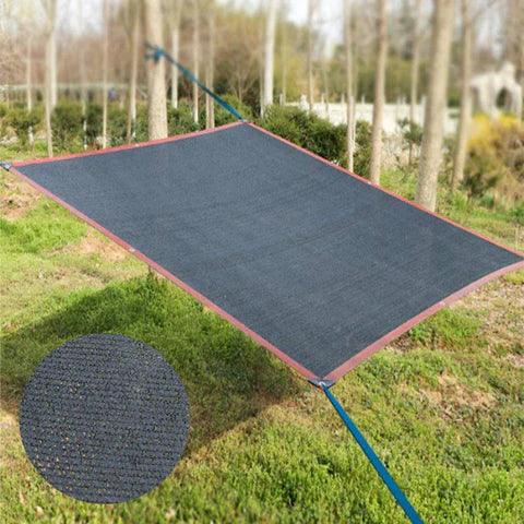 Strak gespannen schaduwdoek dat fungeert als zonnescherm of parasol alternatief voor maximale koeling.