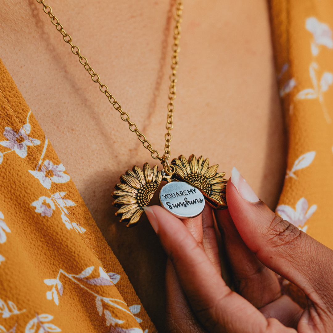 Tijdloze Solara ketting, verguld met 'Zonneschijn' hanger, een prachtig symbolisch sieraad voor dames.