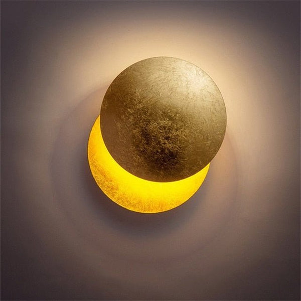 Witte moderne wandlamp Lunora met subtiele maangloed, perfect als sfeervolle slaapkamerverlichting.
