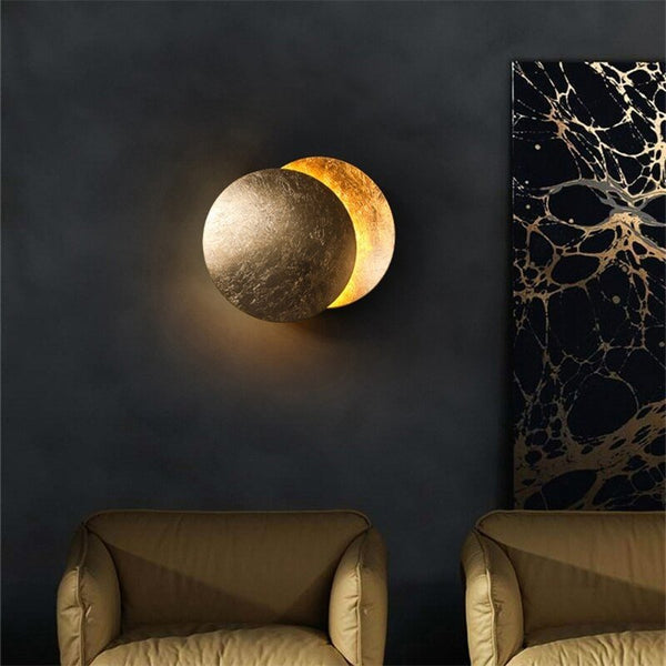 Sfeervolle LED wandlamp Lunora met magische maangloed, voor een ontspannen en warme ambiance thuis.
