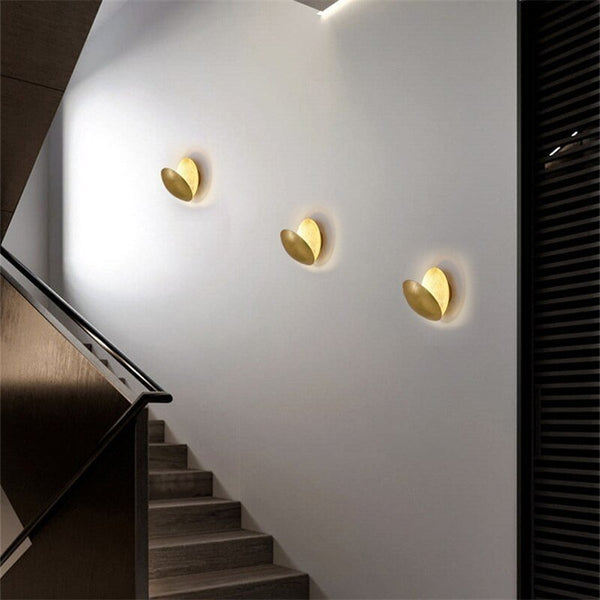 Slaapkamer LED wandlamp Lunora, zachte maangloed zorgt voor een rustgevende en kalme sfeer in bed.