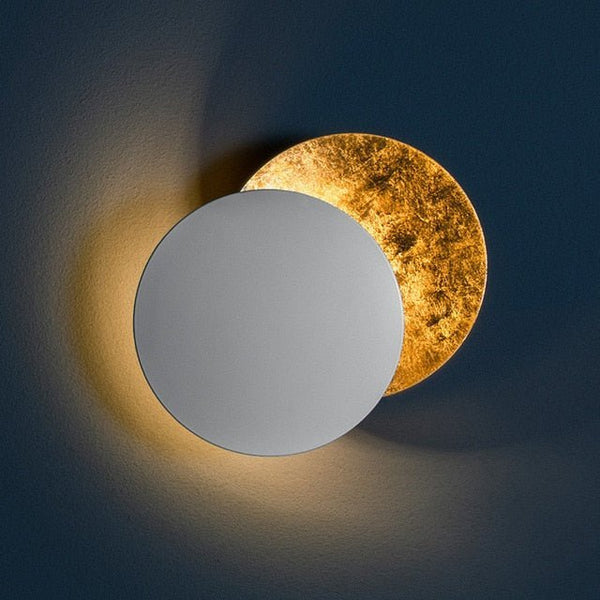 Woonkamer wandlamp Lunora, creëert warme sfeer met energiezuinige LED maanlicht gloed voor gezelligheid.