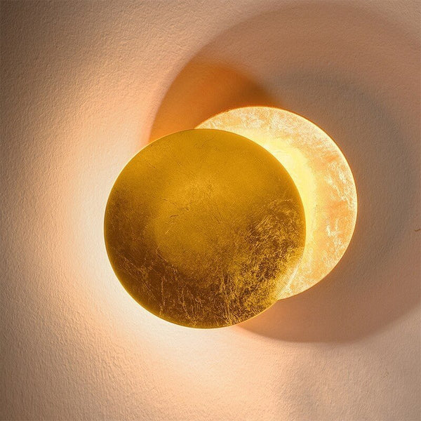 Stijlvolle zwarte LED wandlamp Lunora, moderne ronde vorm met energiezuinige maanlicht gloed in hal.