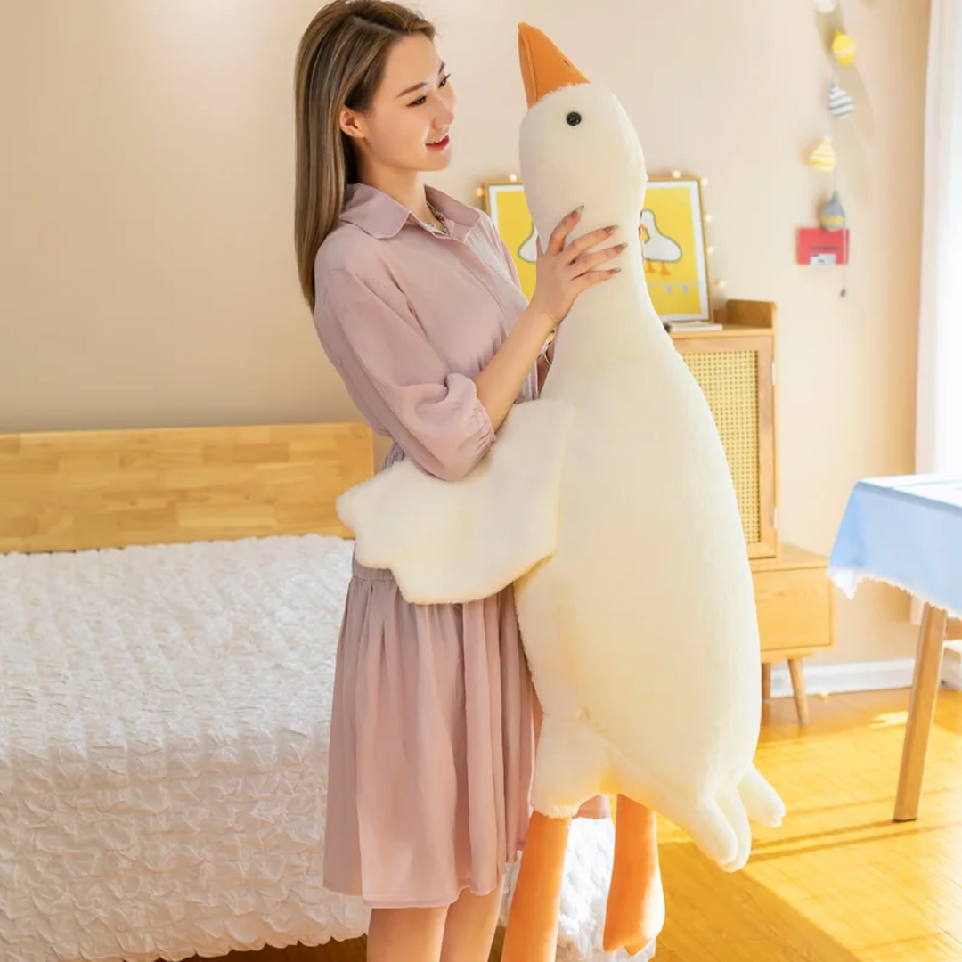 Detailopname van de zachte textuur van de pluche knuffel gans. Comfortabel speelgoed en decoratie.