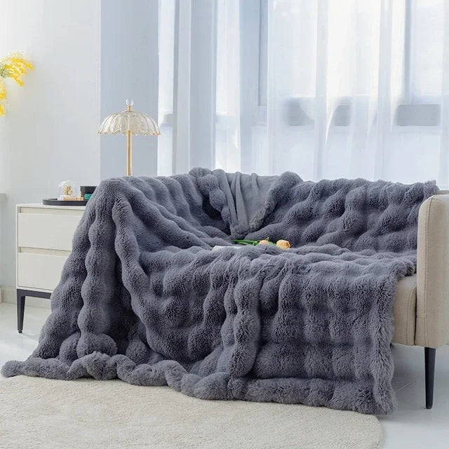 "Superzachte imitatiebont deken in warme tinten, ideale winterdeken voor bed of bank, biedt luxe comfort en stijl."