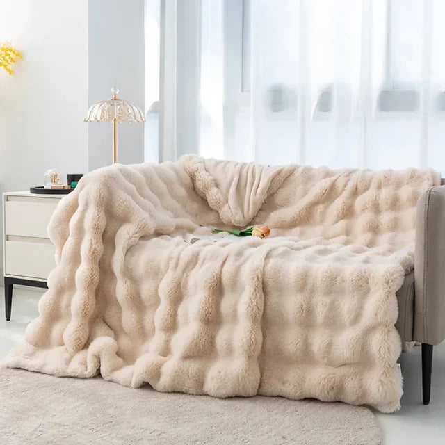 "Superzachte imitatiebont deken in warme tinten, ideale winterdeken voor bed of bank, biedt luxe comfort en stijl."