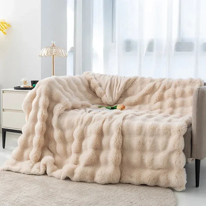 "Superzachte imitatiebont deken in warme tinten, ideale winterdeken voor bed of bank, biedt luxe comfort en stijl."