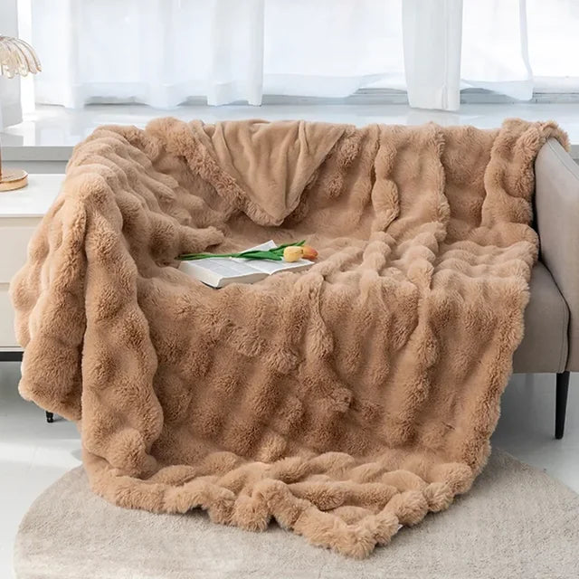 "Superzachte imitatiebont deken in warme tinten, ideale winterdeken voor bed of bank, biedt luxe comfort en stijl."