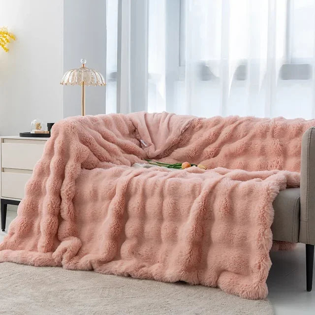 "Superzachte imitatiebont deken in warme tinten, ideale winterdeken voor bed of bank, biedt luxe comfort en stijl."