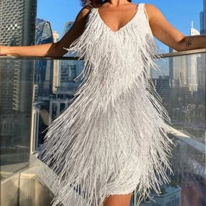 Stijlvolle dames mini jurk met franjes. Deze mouwloze cocktailjurk heeft een V-hals en is perfecte avondkleding.