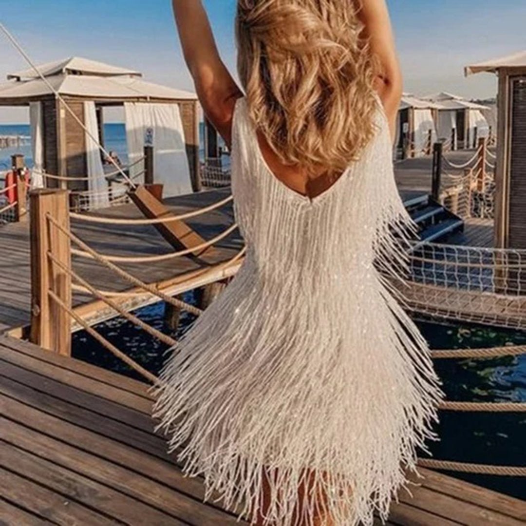 Moderne dames mini jurk met franjes. Een chique cocktailjurk, mouwloos met V-hals, perfect voor elk feest.