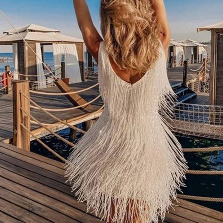 Moderne dames mini jurk met franjes. Een chique cocktailjurk, mouwloos met V-hals, perfect voor elk feest.