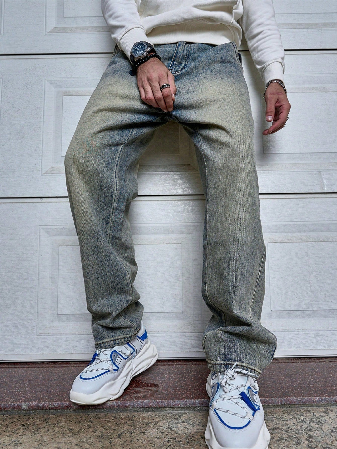 Donkerblauwe heren straight-fit jeans, perfect voor casual comfort en tijdloze herenmode.