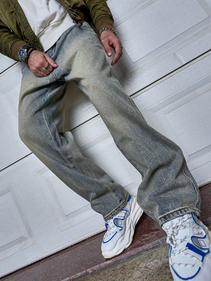 Heren donkerblauwe straight-fit denim jeans, ideaal voor een casual outfit of streetwear, met tijdloze stijl.