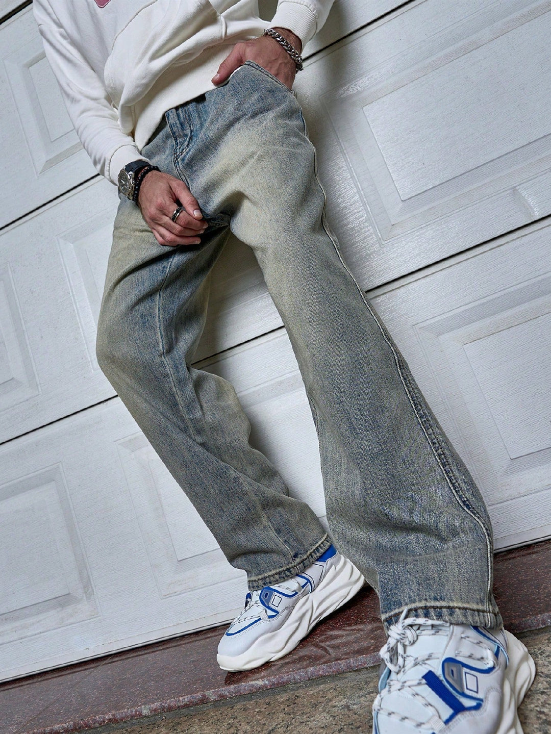 Comfortabele donkerblauwe heren jeans met straight fit, een essentiële broek voor moderne herenmode.