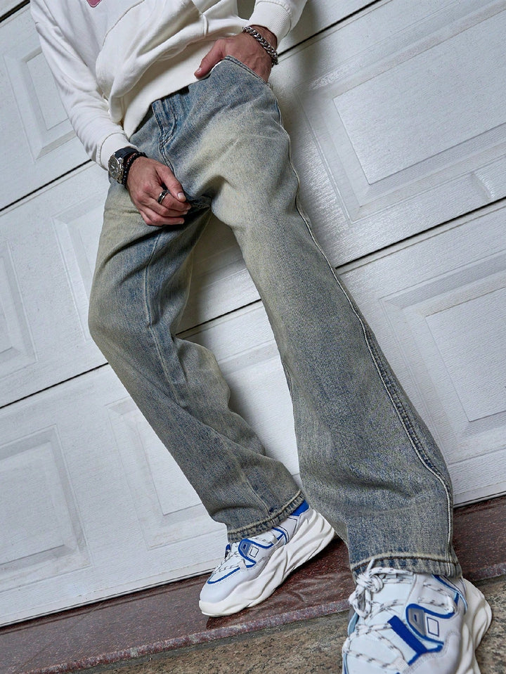 Comfortabele donkerblauwe heren jeans met straight fit, een essentiële broek voor moderne herenmode.