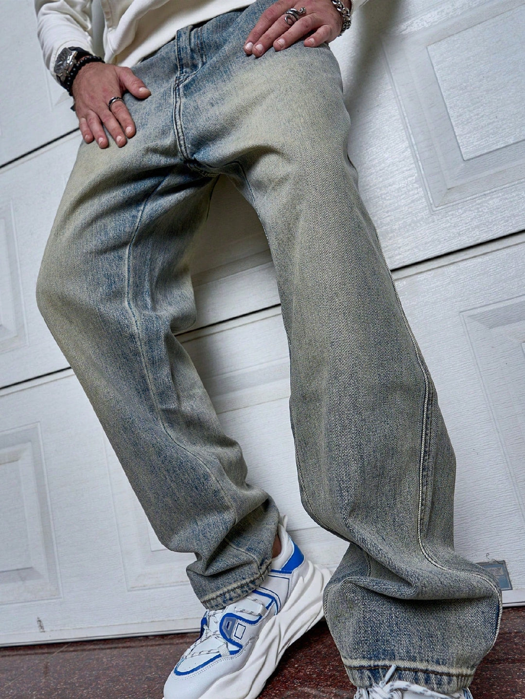 Tijdloze donkerblauwe straight-fit herenjeans, duurzaam denim en comfort voor casual herenmode.
