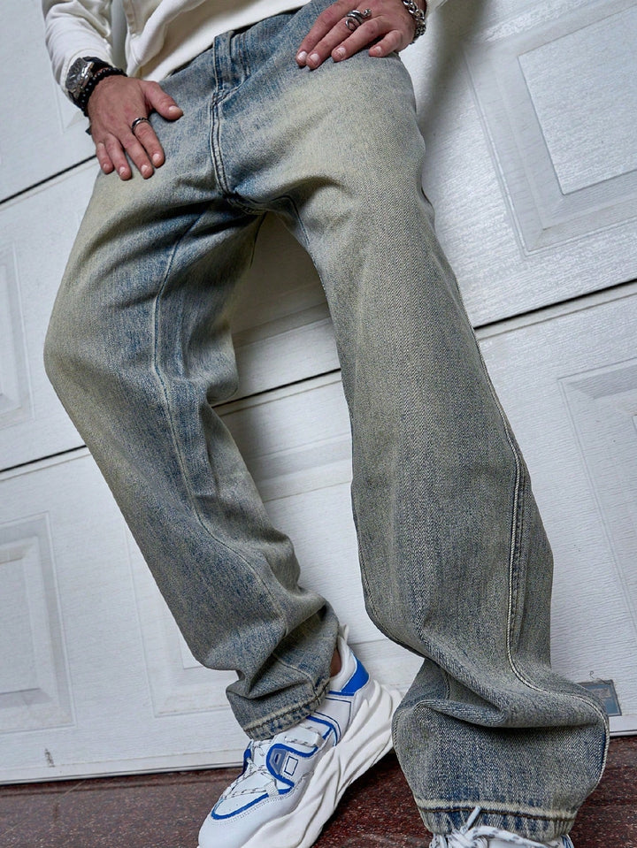 Tijdloze donkerblauwe straight-fit herenjeans, duurzaam denim en comfort voor casual herenmode.