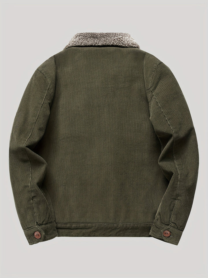 Model draagt een casual heren winterjas met knopen, stijlvol en warm voor buiten.