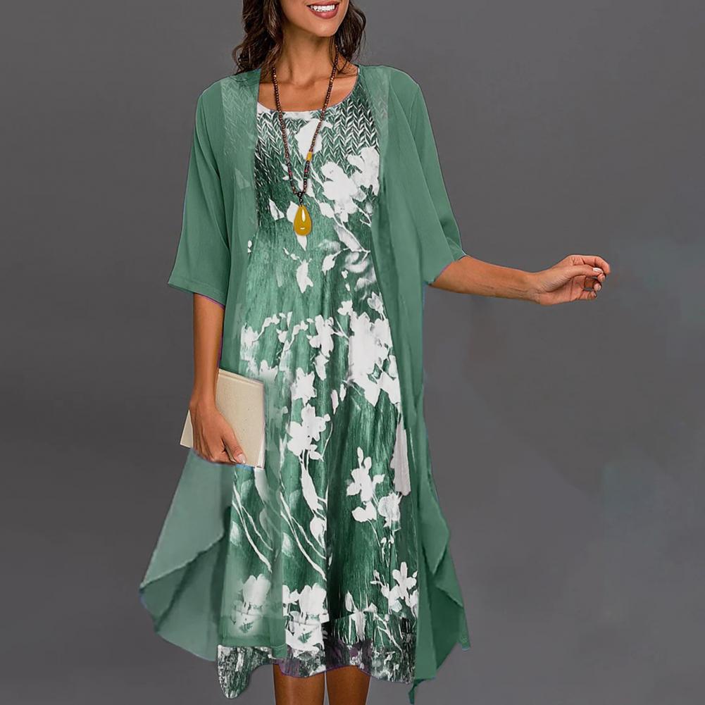 Modieuze dames zomerkleding set Théa met opvallende bloemenprint, bestaande uit een top en elegante midi rok.