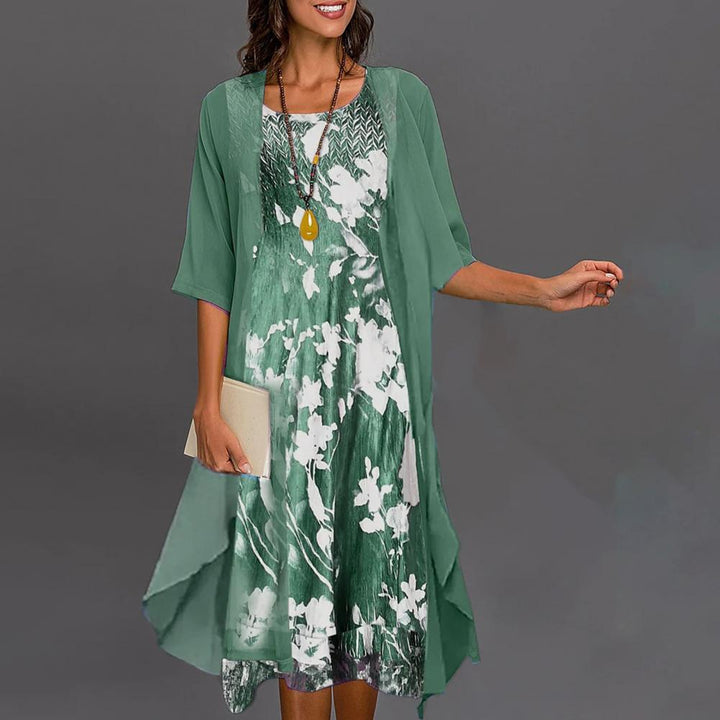 Modieuze dames zomerkleding set Théa met opvallende bloemenprint, bestaande uit een top en elegante midi rok.
