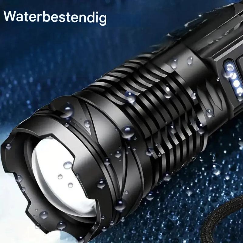 Helder schijnende 5000 lumen LED zaklamp, USB oplaadbaar en robuust, perfect voor outdoor avonturen.