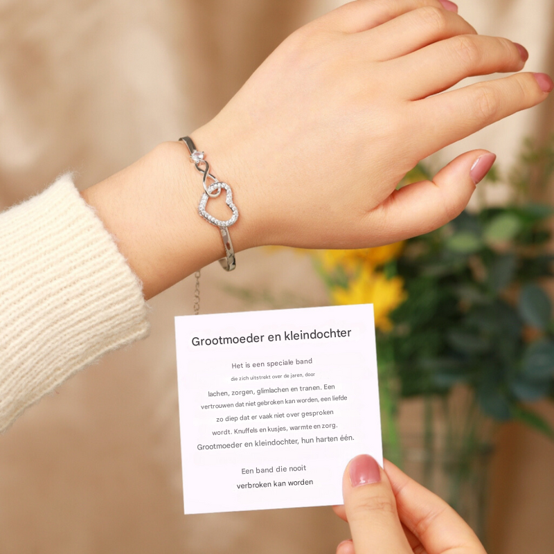 Verfijnde damesarmband met infinity- en hartdesign, verkrijgbaar in witgoud of goud, verstelbaar. Perfect als cadeau.