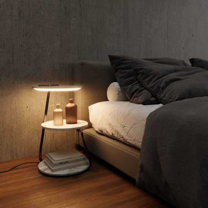 Moderne bijzettafel met geïntegreerde draadloze oplader en sfeervolle LED verlichting, ideaal voor de woonkamer.