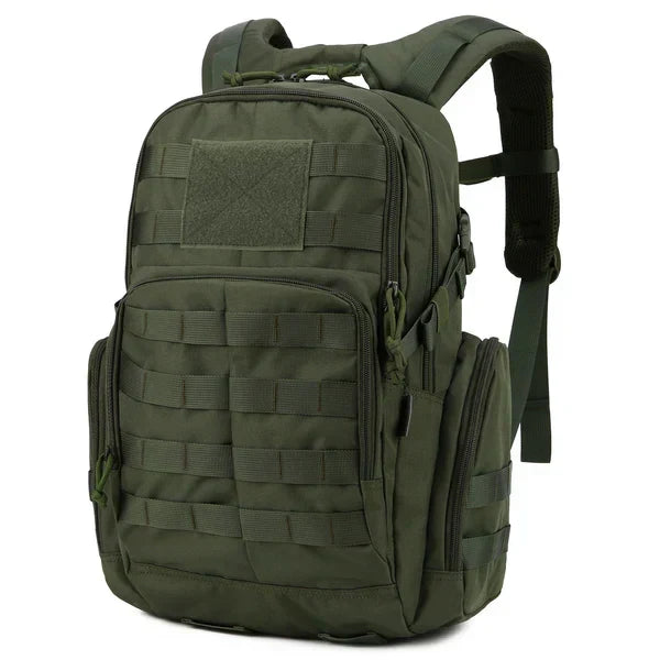 Legergroene tactische rugzak (25L) voor outdoor avonturen, wandelen en kamperen. Waterafstotend.