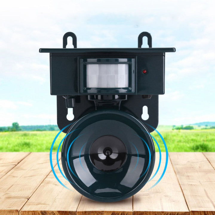 Compacte vogelverschrikker op zonne-energie, eenvoudig te plaatsen op balkon of in de moestuin.