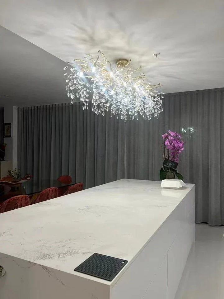 Aurelia kroonluchter in een elegante eetkamer, met sprankelende kristallen en bladontwerp.
