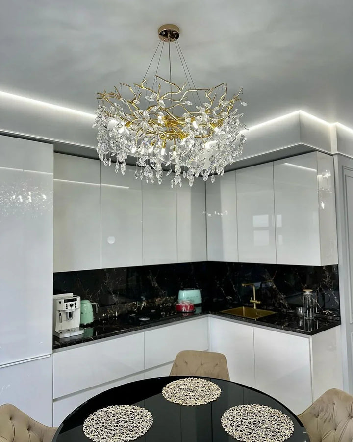Luxe Aurelia kristallen kroonluchter; sfeervolle verlichting voor een modern interieur.