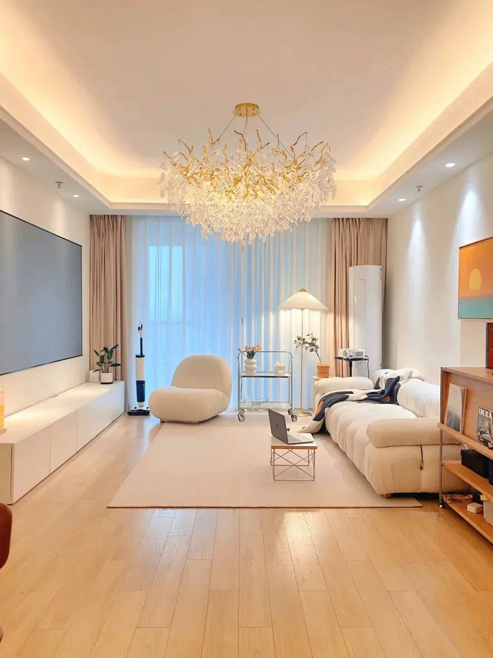 Aurelia luxe kroonluchter met bladontwerp, kristal en LED compatibel. Creëert sfeervolle verlichting.