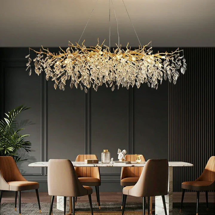 Plafondlamp Aurelia: een kristallen kroonluchter met blad design, ideaal voor luxe setting.