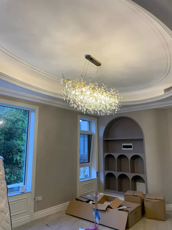 Aurelia design kroonluchter, luxe uitstraling door kristallen en bladontwerp.