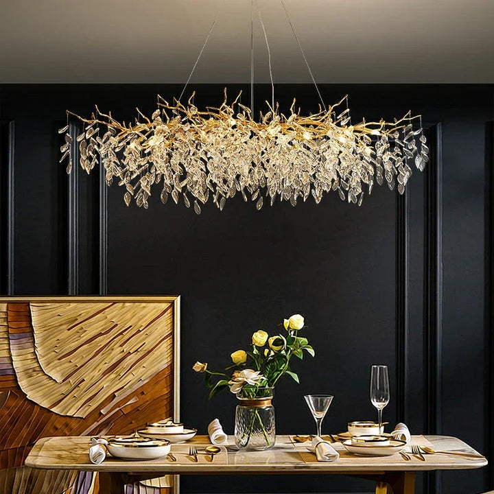 Aurelia kroonluchter in woonkamer, toont luxe kristallen en design bladmotief.