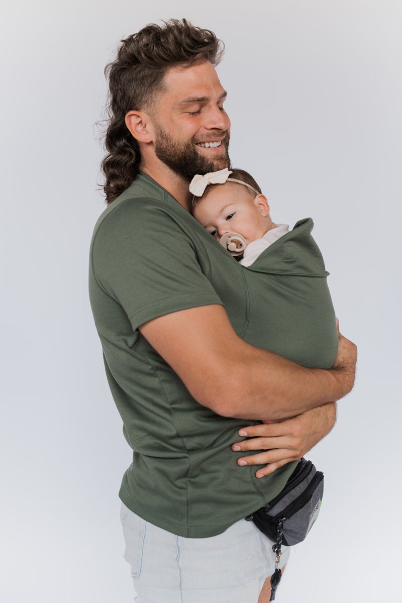 Modern unisex draagdoek T-shirt in neutrale kleur, geschikt voor elke ouder. Comfortabel en praktisch.