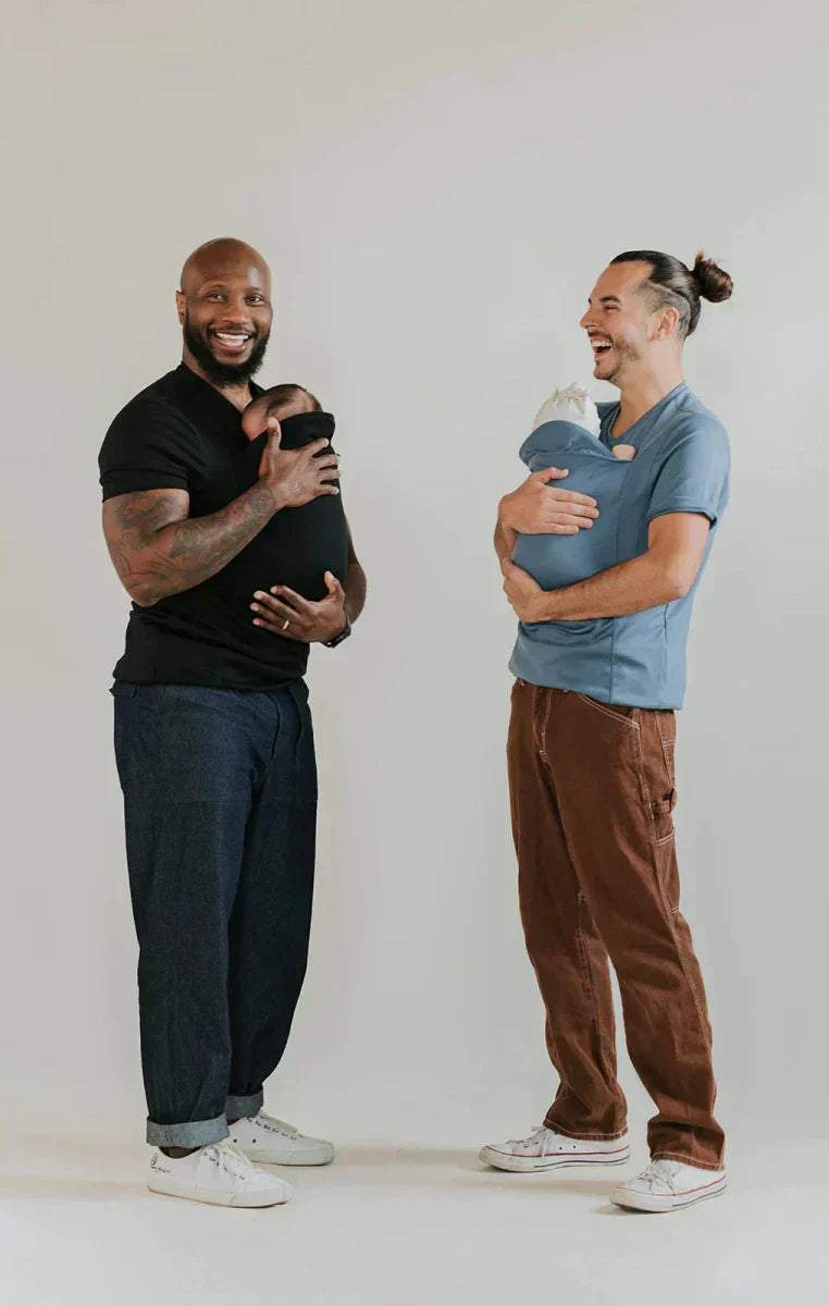 Perfect kraamcadeau: ergonomisch draagdoek T-shirt voor postpartum comfort en bonding.